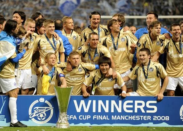 Zenit St. Petersburg ist UEFA Cup Sieger 2007 2008, u.a.: Fernando Ricksen (Mitte), davor, v.li.: Anatoliy Timoshchuk mit der Trophäe, Torwart Vyacheslav Malafeev, Dong Jin Kim und Viktor Fayzulin - EDITORIAL USE ONLY. No use with unauthorised audio, video, data, fixture lists, club league logos or live services. Online in-match use limited to 120 images, no video emulation. No use in betting, games or single club league player publications. Fußball EC 3 Herren UEFA Cup 2007 2008, Pokal, Europapokal, Finale, Zenit St. Petersburg Gruppe Manchester Freude, Fußball EC 3 Herren UEFA Cup 2007 2008, Pokal, Europapokal, Finale, Zenit St. Petersburg Gruppe Manchester Freude,