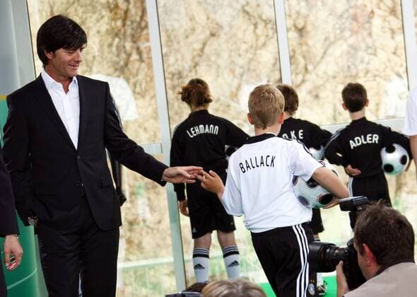 Bundestrainer Joachim Löw (Deutschland) am Rande der Bekanntgabe des deutschen EM Kaders 2008 auf der Zugspitze auf Tuchfühlung mit einem Nachwuchsspieler in Ballacks Fußstapfen Fußball EM Herren EM 2008, Euro, Vorschau, Nationalmannschaft Bekanntgabe Nominierung Kaderbekanntgabe Gruppe Kadernominierung Kaderpräsentation Garmisch Partenkirchen Zugspitze Fußball EM Herren EM 2008, Euro, Vorschau, Nationalmannschaft Bekanntgabe Nominierung Kaderbekanntgabe Gruppe Kadernominierung Kaderpräsentation Garmisch Partenkirchen Zugspitze