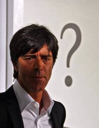 Bundestrainer Joachim Löw (Deutschland) während der Bekanntgabe des deutschen EM Kaders 2008 auf der Zugspitze vor einem bedeutungsschweren Fragezeichen Fußball EM Herren EM 2008, Euro, Vorschau, Nationalmannschaft Porträt Garmisch Partenkirchen Zugspitze Fußball EM Herren EM 2008, Euro, Vorschau, Nationalmannschaft Porträt Garmisch Partenkirchen Zugspitze