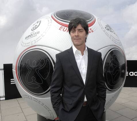 Bundestrainer Joachim Löw (Deutschland) anlässlich der Vorstellung des DFB Kaders für die Euro 2008 auf der Zugspitze Fußball EM Herren Vorschau Euro 2008, Nationalmannschaft, Pressekonferenz, Pressetermin, Vorstellung, DFB Einzelbild Garmisch Partenkirchen, Zugspitze Fußball EM Herren Vorschau Euro 2008, Nationalmannschaft, Pressekonferenz, Pressetermin, Vorstellung, DFB Einzelbild Garmisch Partenkirchen, Zugspitze