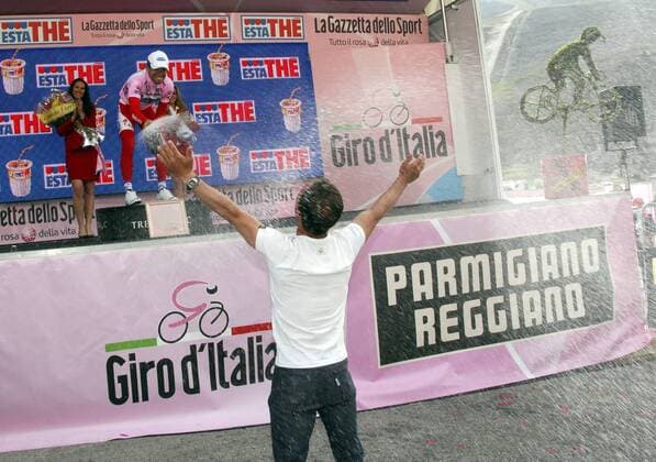 Giovanni Visconti (Italien Quick Step) - Führender der Gesamtwertung des Giro d Italia 2008 - mit einer Champagnerdusche für seinen Vater - Radsport Herren Giro d Italia 2008, dItalia, Straßenradsport, Straße, Rad Gruppe 7. Etappe: Vasto - Pescocostanzo Freude, Radsport Herren Giro d Italia 2008, dItalia, Straßenradsport, Straße, Rad Gruppe 7. Etappe: Vasto - Pescocostanzo Freude,