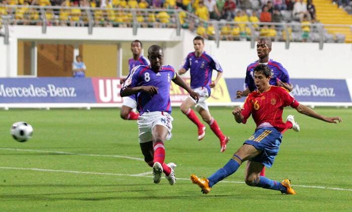 Sergi (Spanien U17, re.) erzielt den Treffer zum 2 :0 gegen Gueida Fofana (Frankreich U17) - Fußball EM Herren U17 EM 2008, U 17 Nationalmannschaft, Nationaltrikot, Junioren, Jugend Nachwuchs Finale, Länderspiel Gruppe Kundu Dynamik, Fußball EM Herren U17 EM 2008, U 17 Nationalmannschaft, Nationaltrikot, Junioren, Jugend Nachwuchs Finale, Länderspiel Gruppe Kundu Dynamik,