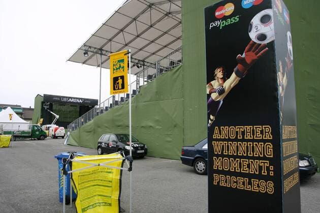 Werbeaufsteller an der UBS Arena in Biel, Begegnungsstätte und Fußballfest mit Liveübertragung hinsichtlich der EM 2008 Fußball EM Herren Vorschau EM 2008, Euro Totale UBSArena, Feldschlösschen Areal Biel Fußball EM Herren Vorschau EM 2008, Euro Totale UBSArena, Feldschlösschen Areal Biel 