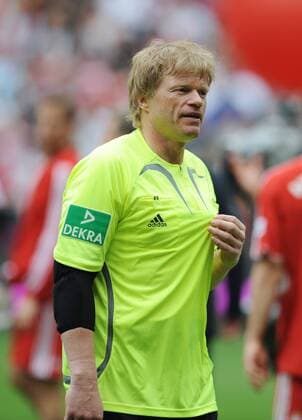 Torwart Oliver Kahn (Bayern) nach seinem letzten Spiel im Schiedsrichtertrikot von Dr. Markus Merk Fußball 1. BL Herren Saison 2007 2008, FC Bayern München, Abschied, verabschieden, Karriereende Einzelbild München Fußball 1. BL Herren Saison 2007 2008, FC Bayern München, Abschied, verabschieden, Karriereende Einzelbild München