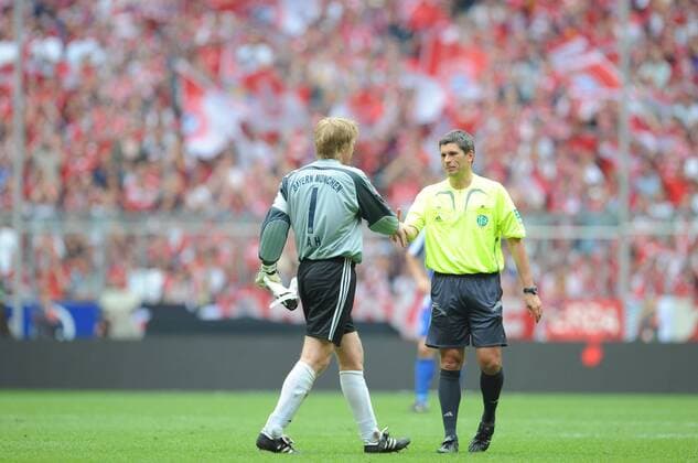 Torwart Oliver Kahn (Bayern) verabschiedet sich bei seinem Karriereende von Schiedsrichter Dr. Markus Merk Fußball 1. BL Herren Saison 2007 2008, FC Bayern München Gruppe München Fußball 1. BL Herren Saison 2007 2008, FC Bayern München Gruppe München