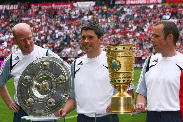 Schiedsrichter Dr. Markus Merk (Mitte) posiert zum Abschied neben Meisterschale und DFB Pokal - Das Double holte sich der FC Bayern Fußball 1. BL Herren Saison 2007 2008, FC Bayern München Gruppe München Freude, Fußball 1. BL Herren Saison 2007 2008, FC Bayern München Gruppe München Freude,