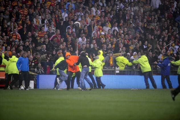 Ordner liefern sich Verfolgungsjagden mit wütenden Fans vom RC Lens - Fußball Herren Ligue 1 2007 2008, 1. Französische Liga, Racing Club de Lens, RC Totale Lens Dynamik, Spannung, Fußball Herren Ligue 1 2007 2008, 1. Französische Liga, Racing Club de Lens, RC Totale Lens Dynamik, Spannung,