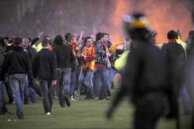 Wütende Fans beantworten den Abstieg von Lens mit heftigen Ausschreitungen - Fußball Herren Ligue 1 2007 2008, 1. Französische Liga, Racing Club de Lens, RC Totale Lens Enttäuschung, Verzweiflung, Wut, Fußball Herren Ligue 1 2007 2008, 1. Französische Liga, Racing Club de Lens, RC Totale Lens Enttäuschung, Verzweiflung, Wut,