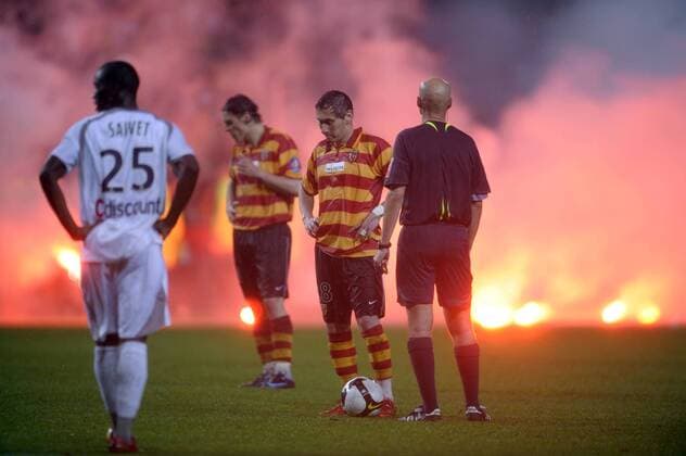 Olivier Monterrubio (Lens, Mitte) enttäuscht am Ball, dahinter beginnen Ausschreitungen der Anhänger von Lens - Fußball Herren Ligue 1 2007 2008, 1. Französische Liga, Racing Club de Lens - Girondins de Bordeaux 2:2, RC Gruppe Lens Enttäuschung, Fußball Herren Ligue 1 2007 2008, 1. Französische Liga, Racing Club de Lens - Girondins de Bordeaux 2:2, RC Gruppe Lens Enttäuschung,