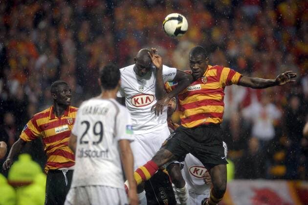 Adama Coulibaly (Lens, re.) gegen Alou Diarra (Bordeaux) -  Fußball Herren Ligue 1 2007 2008, 1. Französische Liga, Racing Club de Lens - Girondins de Bordeaux 2:2, RC Gruppe Lens Dynamik, Fußball Herren Ligue 1 2007 2008, 1. Französische Liga, Racing Club de Lens - Girondins de Bordeaux 2:2, RC Gruppe Lens Dynamik,
