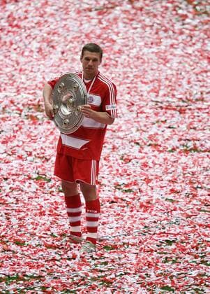 Fußball, FC Bayern München, Deutscher Meister 2008 Lukas Podolski (Bayern) überglücklich mit der Meisterschale Fußball 1. BL Herren Saison 2007 2008, FC Bayern München Einzelbild München Freude, Fußball 1. BL Herren Saison 2007 2008, FC Bayern München Einzelbild München Freude,