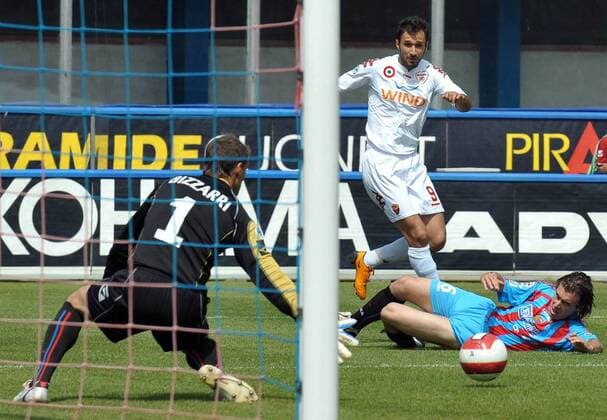 Mirko Vucinic (AS Rom, Mitte) trifft gegen Lorenzo Stovini und Torwart Bizzarri (beide Catania) zum 1:0 -  Fußball Herren Serie A 2007 2008, 1. Italienische Liga, Calcio Catania - AS Roma Gruppe Catania Dynamik, Fußball Herren Serie A 2007 2008, 1. Italienische Liga, Calcio Catania - AS Roma Gruppe Catania Dynamik,