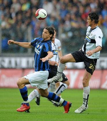 Zlatan Ibrahimovic (Inter Mailand, li.) gegen Massimo Paci (Parma) -  Fußball Herren Serie A 2007 2008, 1. Italienische Liga, FC Parma - FC Internazionale Mailand 0:2 Gruppe Parma Dynamik, Fußball Herren Serie A 2007 2008, 1. Italienische Liga, FC Parma - FC Internazionale Mailand 0:2 Gruppe Parma Dynamik,
