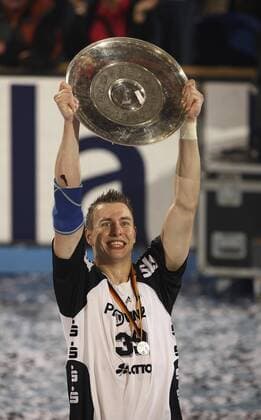 Filip Jicha (Kiel) feiert den Gewinn der deutschen Meisterschaft mit der Meisterschale Handball 1. BL Herren Saison 2007 2008, THW Kiel Einzelbild Kiel Freude, Handball 1. BL Herren Saison 2007 2008, THW Kiel Einzelbild Kiel Freude,