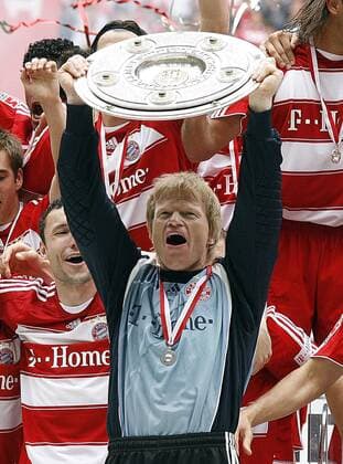 Torwart Oliver Kahn (Bayern) präsentiert stolz die Schale für den Gewinn der deutschen Meisterschaft 2008 Fußball 1. BL Herren Saison 2007 2008, FC Bayern München Einzelbild München Freude, Fußball 1. BL Herren Saison 2007 2008, FC Bayern München Einzelbild München Freude,