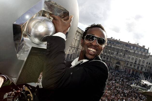 Meisterfeier Lyon: Sidney Govou präsentiert den Meisterpokal -  (pan25989) Fußball Herren Ligue 1 2007 2008, 1. Französische Liga, Olympique Lyonnais, OL, Meisterfeier, Siegesfeier, Feier Einzelbild Lyon Fußball Herren Ligue 1 2007 2008, 1. Französische Liga, Olympique Lyonnais, OL, Meisterfeier, Siegesfeier, Feier Einzelbild Lyon
