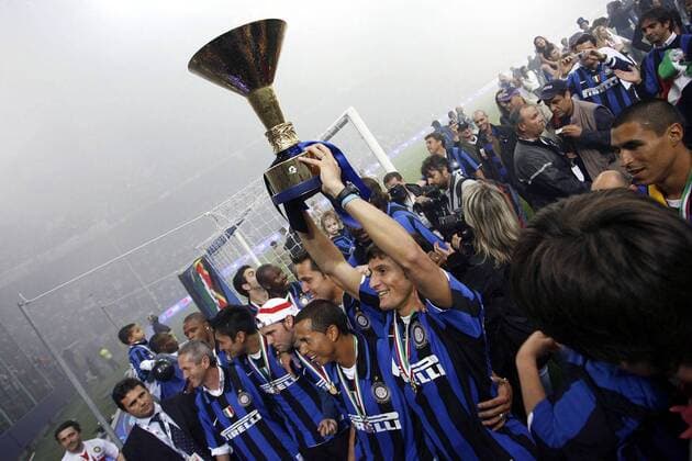 Javier Zanetti (Inter Mailand) präsentiert stolz die Trophäe für den Gewinn der italienischen Meisterschaft 2008 -  Fußball Herren Serie A 2007 2008, 1. Italienische Liga, FC Internazionale Mailand Gruppe Mailand Freude, Fußball Herren Serie A 2007 2008, 1. Italienische Liga, FC Internazionale Mailand Gruppe Mailand Freude,