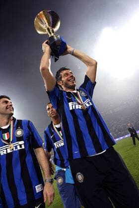 Torwart Francesco Toldo (Inter Mailand) präsentiert stolz die Trophäe für den Gewinn der italienischen Meisterschaft 2008 -  Fußball Herren Serie A 2007 2008, 1. Italienische Liga, FC Internazionale Mailand Gruppe Mailand Freude, Fußball Herren Serie A 2007 2008, 1. Italienische Liga, FC Internazionale Mailand Gruppe Mailand Freude,