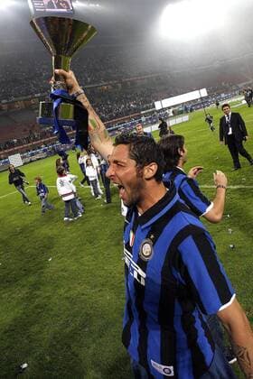 Marco Materazzi (Inter Mailand) präsentiert stolz die Trophäe für den Gewinn der italienischen Meisterschaft 2008 -  Fußball Herren Serie A 2007 2008, 1. Italienische Liga, FC Internazionale Mailand Einzelbild Mailand Freude, Begeisterung, Fußball Herren Serie A 2007 2008, 1. Italienische Liga, FC Internazionale Mailand Einzelbild Mailand Freude, Begeisterung,