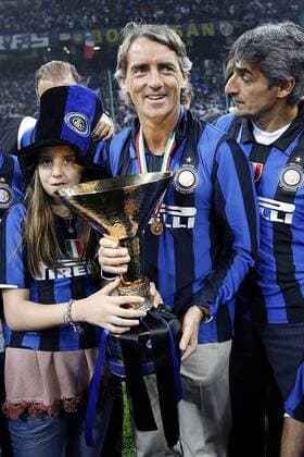 Trainer Roberto Mancini (Inter Mailand) präsentiert die Trophäe für den Gewinn der italienischen Meisterschaft 2008 -  Fußball Herren Serie A 2007 2008, 1. Italienische Liga, FC Internazionale Mailand Gruppe Mailand Freude, Fußball Herren Serie A 2007 2008, 1. Italienische Liga, FC Internazionale Mailand Gruppe Mailand Freude,