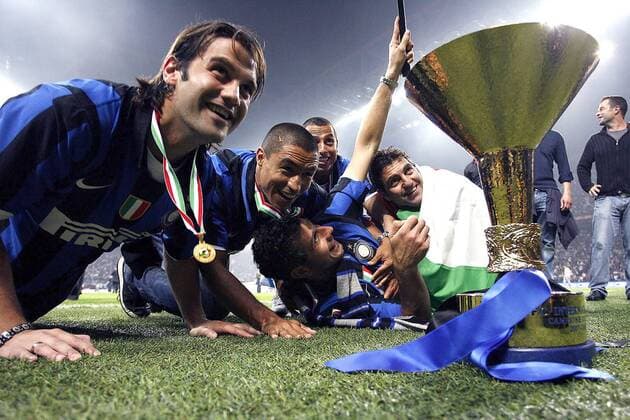 Spieler von Inter Mailand präsentieren die Trophäe für den Gewinn der italienischen Meisterschaft 2008 -  Fußball Herren Serie A 2007 2008, 1. Italienische Liga, FC Internazionale Mailand Gruppe Mailand Freude, Fußball Herren Serie A 2007 2008, 1. Italienische Liga, FC Internazionale Mailand Gruppe Mailand Freude,