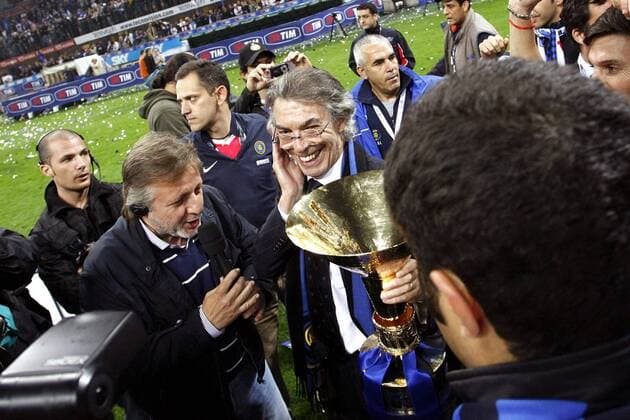 Präsident Massimo Moratti (Inter Mailand) präsentiert stolz die Trophäe für den Gewinn der italienischen Meisterschaft 2008 -  Fußball Herren Serie A 2007 2008, 1. Italienische Liga, FC Internazionale Mailand Gruppe Mailand Freude, Fußball Herren Serie A 2007 2008, 1. Italienische Liga, FC Internazionale Mailand Gruppe Mailand Freude,