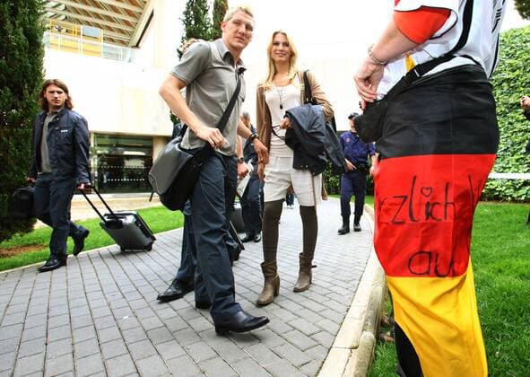 Bastian Schweinsteiger (Deutschland) mit Freundin Sarah Brandner anlässlich der Ankunft im EM Trainingslager auf Mallorca Fußball EM Herren Vorschau Euro 2008, Trainingslager, Nationalmannschaft, Ankunft Gruppe Palma de Mallorca Fußball EM Herren Vorschau Euro 2008, Trainingslager, Nationalmannschaft, Ankunft Gruppe Palma de Mallorca