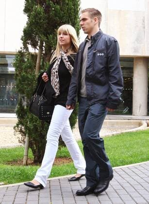 Philipp Lahm (Deutschland) mit Freundin Claudia anlässlich der Ankunft im EM Trainingslager auf Mallorca Fußball EM Herren Vorschau Euro 2008, Trainingslager, Nationalmannschaft, Ankunft Gruppe Palma de Mallorca Fußball EM Herren Vorschau Euro 2008, Trainingslager, Nationalmannschaft, Ankunft Gruppe Palma de Mallorca