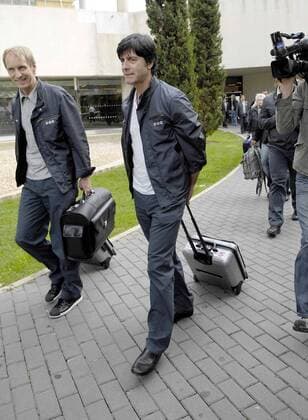 Bundestrainer Joachim Löw (re.) und Sportpsychologe Hans Dieter Herrmann (li., beide Deutschland) bei der Ankunft der deutschen Nationalmannschaft im Trainingslager auf Mallorca Fußball EM Herren EM 2008, Euro, Vorschau, Nationalmannschaft, Deutschland, Trainingslager, Einzelbild Palma de Mallorca Fußball EM Herren EM 2008, Euro, Vorschau, Nationalmannschaft, Deutschland, Trainingslager, Einzelbild Palma de Mallorca