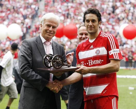 Torschützenkönig Luca Toni (Bayern, re.) wird von Kicker Chefredakteur Rainer Holzschuh (Deutschland) mit der Torjägerkanone der Saison 2007 2008 ausgezeichnet Fußball 1. BL Herren Saison 2007 2008, FC Bayern München, Vdig Gruppe München Freude, Fußball 1. BL Herren Saison 2007 2008, FC Bayern München, Vdig Gruppe München Freude,