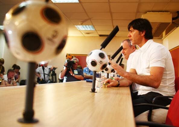 Bundestrainer Joachim Löw (vorn) und Pressesprecher Harald Stenger (beide Deutschland) auf einer Pressekonferenz zur Euro 2008 Fußball EM Herren Vorschau Euro 2008, Nationalteam, Pressekonferenz, Pressetermin Gruppe Palma de Mallorca Nachdenklichkeit, Fußball EM Herren Vorschau Euro 2008, Nationalteam, Pressekonferenz, Pressetermin Gruppe Palma de Mallorca Nachdenklichkeit,