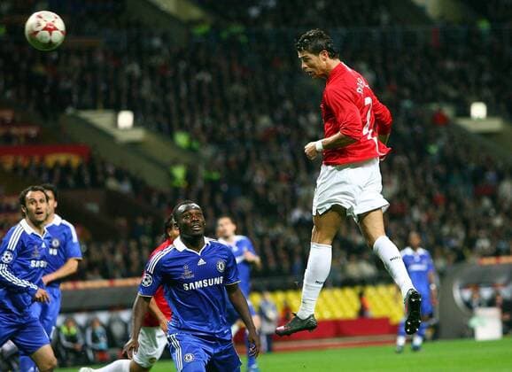 Cristiano Ronaldo (Manchester United, re.) trifft zum 1:0 gegen Mickael Essien (Chelsea) -  Fußball EC 1 Herren Champions League Finale 2007 2008, Manchester United - Chelsea FC London, Manu, Gruppe Moskau Dynamik, Fußball EC 1 Herren Champions League Finale 2007 2008, Manchester United - Chelsea FC London, Manu, Gruppe Moskau Dynamik,