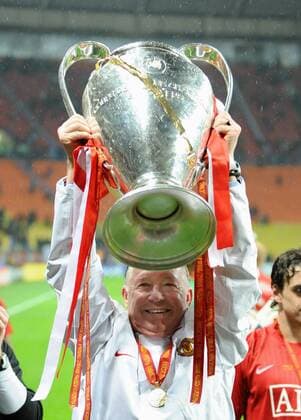 Trainer Sir Alex Ferguson (Manchester United) präsentiert die Trophäe für den Gewinn der Champions League Fußball EC 1 Herren Champions League 2007 2008, Finale, Manchester United, ManU Einzelbild Moskau Freude, Fußball EC 1 Herren Champions League 2007 2008, Finale, Manchester United, ManU Einzelbild Moskau Freude,