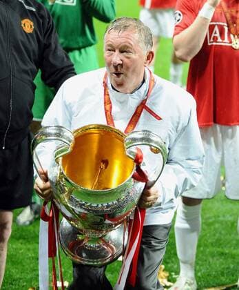 Trainer Sir Alex Ferguson (Manchester United) präsentiert die Trophäe für den Gewinn der Champions League Fußball EC 1 Herren Champions League 2007 2008, Finale, Manchester United, ManU Einzelbild Moskau Freude, Fußball EC 1 Herren Champions League 2007 2008, Finale, Manchester United, ManU Einzelbild Moskau Freude,