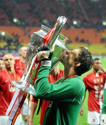 Torwart Edwin van der Sar (Manchester United) küsst die Trophäe für den Gewinn der Champions League Fußball EC 1 Herren Champions League 2007 2008, Finale, Manchester United, ManU Einzelbild Moskau Freude, Fußball EC 1 Herren Champions League 2007 2008, Finale, Manchester United, ManU Einzelbild Moskau Freude,