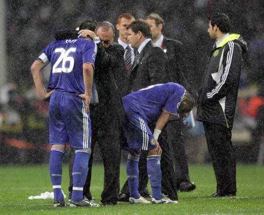 Trainer Avram Grant (2.v.li.) und John Terry (beide Chelsea) niedergeschlagen nach dem verlorenen Champions League Finale - EDITORIAL USE ONLY. No use with unauthorised audio, video, data, fixture lists, club league logos or live services. Online in-match use limited to 120 images, no video emulation. No use in betting, games or single club league player publications. Fußball EC 1 Herren Champions League 2007 2008, Finale, Chelsea FC London Gruppe Moskau Enttäuschung, Verzweiflung, Fußball EC 1 Herren Champions League 2007 2008, Finale, Chelsea FC London Gruppe Moskau Enttäuschung, Verzweiflung,