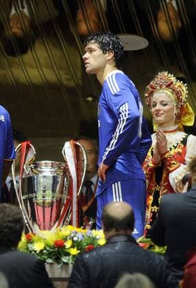 Michael Ballack (Chelsea) geht an der Niederlage im Champions League Finale 2008 enttäuscht an der Trophäe vorbei Fußball EC 1 Herren Champions League 2007 2008, Finale, Chelsea FC London Einzelbild Moskau Enttäuschung, Fußball EC 1 Herren Champions League 2007 2008, Finale, Chelsea FC London Einzelbild Moskau Enttäuschung,