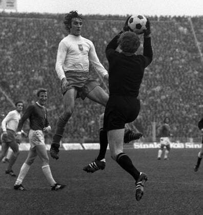 Jan Banas (Polen) gegen Torwart Sepp Maier (BR Deutschland) -  (503985) Fußball Länderspiel Herren EM Qualifikation 1971, Nationalteam, Nationaltrikot, Polen - BRD 1:3 Gruppe Warschau Dynamik, Abwehr, Fußball Länderspiel Herren EM Qualifikation 1971, Nationalteam, Nationaltrikot, Polen - BRD 1:3 Gruppe Warschau Dynamik, Abwehr,