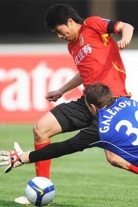 Cao Tianbao (Changchun Yatai) gegen Torwart Eugen Josip Galekovic (Adelaide United FC) -  Fußball Herren AFC Champions League 2007 2008, Changchun Yatai - Adelaide United FC 0:0 Gruppe o0 Asien, asiatische Changchun Dynamik, Fußball Herren AFC Champions League 2007 2008, Changchun Yatai - Adelaide United FC 0:0 Gruppe o0 Asien, asiatische Changchun Dynamik,