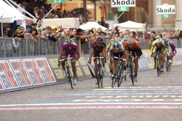 Daniele Bennati (Italien Liquigas, li.) gewinnt die 12. Etappe des Giro d Italia 2008 vor Mark Cavendish (Großbritannien High Road, 3.v.li.) und Robbie McEwen (Australien Silence Lotto, 2.v.li.) - Radsport Herren Giro d Italia 2008, dItalia, Straßenradsport, Straße, Rad, Gruppe 12. Etappe: Forli - Capi Dynamik, Kampf, Radsport Herren Giro d Italia 2008, dItalia, Straßenradsport, Straße, Rad, Gruppe 12. Etappe: Forli - Capi Dynamik, Kampf,
