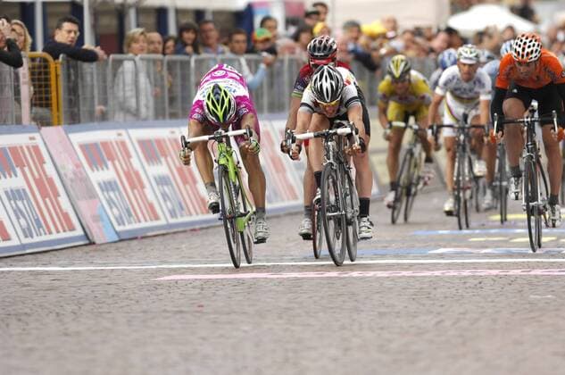 Daniele Bennati (Italien Liquigas, li.) gewinnt die 12. Etappe des Giro d Italia 2008 vor Mark Cavendish (Großbritannien High Road) - Radsport Herren Giro d Italia 2008, dItalia, Straßenradsport, Straße, Rad, Gruppe 12. Etappe: Forli - Capi Dynamik, Kampf, Radsport Herren Giro d Italia 2008, dItalia, Straßenradsport, Straße, Rad, Gruppe 12. Etappe: Forli - Capi Dynamik, Kampf,