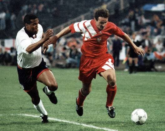 Jan Furtok (Polen, re.) gegen John Barnes (England) -  (367913) Fußball Länderspiel Herren Nationalteam 1990, Nationaltrikot Gruppe Aufnahmedatum geschätzt Dynamik, Fußball Länderspiel Herren Nationalteam 1990, Nationaltrikot Gruppe Aufnahmedatum geschätzt Dynamik,