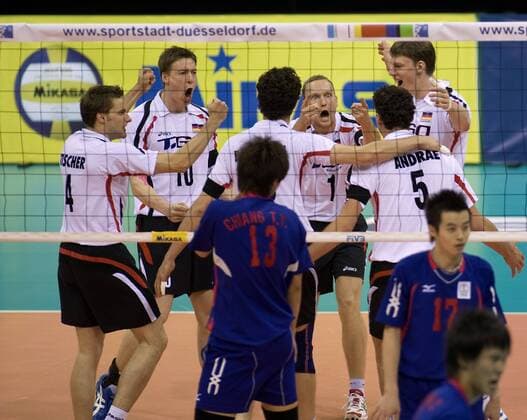 Jubel Deutschland, v. li.: Simon Tischer, Jochen Schöps, Ralph Bergmann, Marcus Popp, Björn Andrae, Markus Böhme Volleyball Länderspiel Herren Olympiaqualifikation 2008, Olympia Qualifikation, Nationalmannschaft, Nationaltrikot Gruppe Düsseldorf Freude, Begeisterung, Volleyball Länderspiel Herren Olympiaqualifikation 2008, Olympia Qualifikation, Nationalmannschaft, Nationaltrikot Gruppe Düsseldorf Freude, Begeisterung,