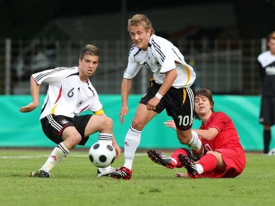 Lewis Holtby (Mitte) und Kevin Wolze (beide Deutschland U18, li.) gegen Umut Sözen (Türkei U18) Fußball Herren Testspiel 2008, Test, Nationalteam, Nationaltrikot, U18, U 18, Junioren, Deutschland - Türkei Gruppe o0 Freundschaftsspiel Herne Dynamik, Fußball Herren Testspiel 2008, Test, Nationalteam, Nationaltrikot, U18, U 18, Junioren, Deutschland - Türkei Gruppe o0 Freundschaftsspiel Herne Dynamik,