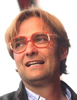 Trainer Jürgen Klopp schaut durch die Mainzer Vereinsbrille Fußball 2. BL Herren Saison 2007 2008, FSV Mainz 05, Abschiedsparty für Trainer Jürgen Klopp, Abschied, Feier, Fest, Porträt Mainz
