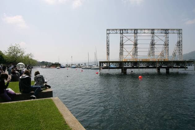 Auf dem Zürichsee steht schon das Gerüst für den riesigen LED Bildschirm für das public viewing während der EM 2008 Fußball EM Herren EM 2008, Euro, Vorschau, o0 Austragungsort, Stadt, Städte Totale Zürich 