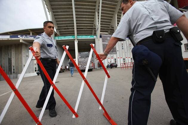 Polizisten sperren das Estadio St. Moix für ein ungestörtes Training der deutschen Nationalmannschaft ab Fußball EM Herren Vorschau Euro 2008, Nationalteam Deutschland, Trainingslager, Training Gruppe Estadio San Moix Palma de Mallorca Fußball EM Herren Vorschau Euro 2008, Nationalteam Deutschland, Trainingslager, Training Gruppe Estadio San Moix Palma de Mallorca