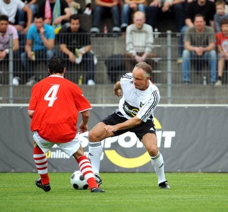 Michael Rummenigge (Deutschland, re.) gegen Thomas Flögel (Österreich) -  Fußball Herren Euro Legenden 2008, Cup, Legendenspiel, Legendencup, Österreich - Deutschland Gruppe Bregenz