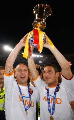 Daniele De Rossi (li.) und Francesco Totti (beide AS Rom) präsentieren die Trophäe für den Gewinn der Coppa Italia 2008 -  Fußball Herren Coppa Italia 2007 2008, Italienischer Pokal, Finale, Pokalspiel, Pokalfinale, Roma Gruppe Freude,