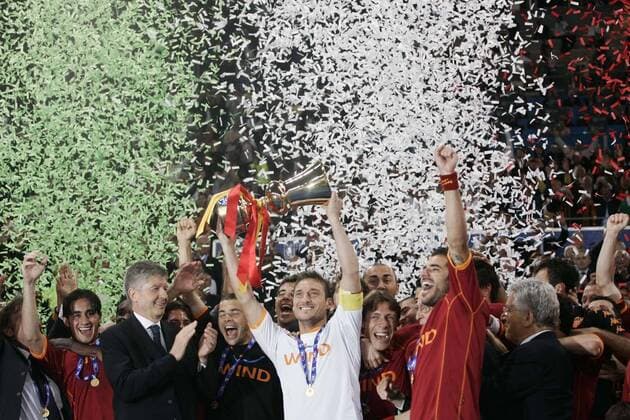 Francesco Totti präsentiert die Trophäe für den Gewinn der Coppa Italia 2008, daneben u. a.: Simone Perrotta (re., beide AS Rom) -  Fußball Herren Coppa Italia 2007 2008, Italienischer Pokal, Finale, Pokalspiel, Pokalfinale, Roma Gruppe Freude,
